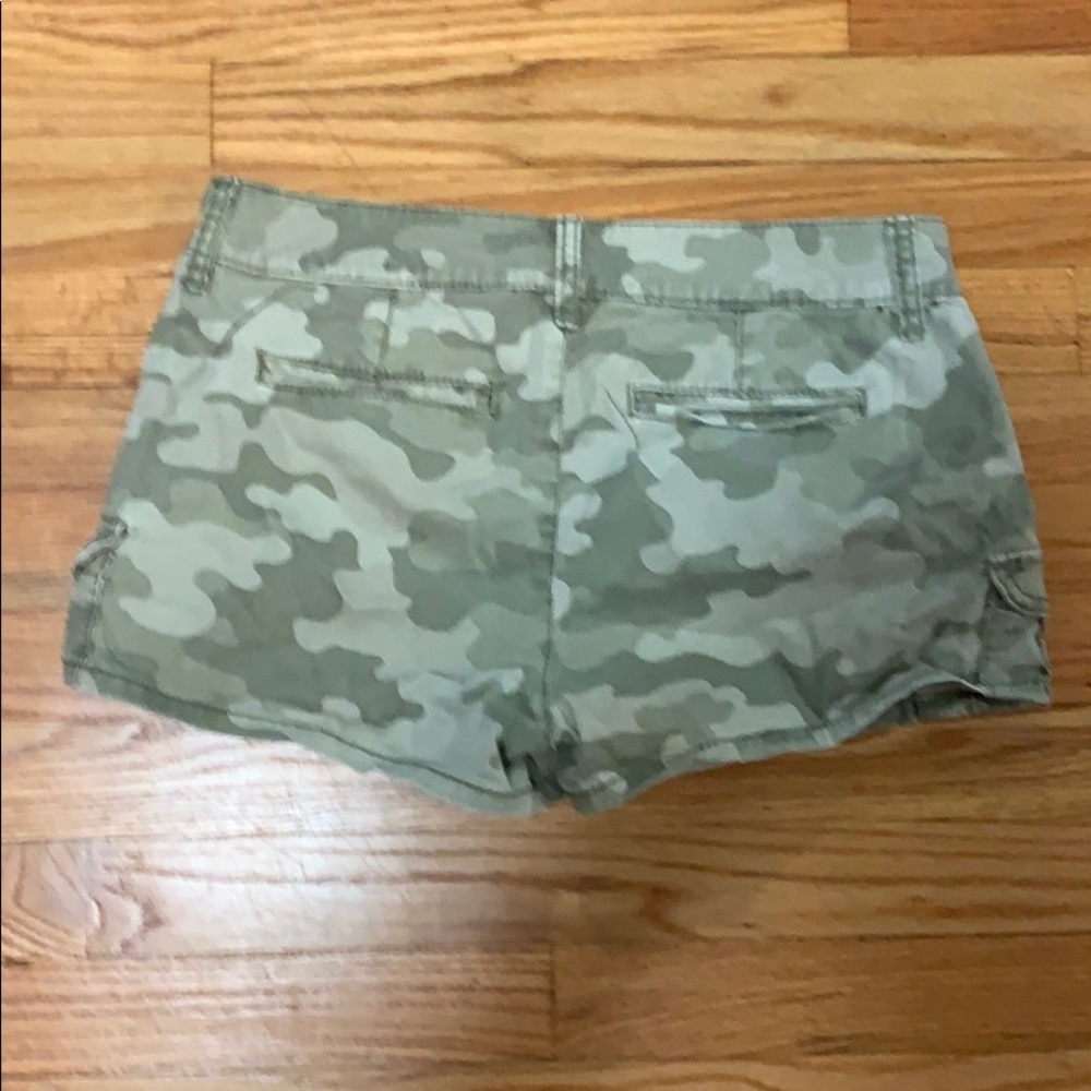 Short shorts - Picture 2 of 2